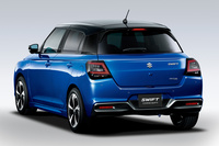 新型のリアクオータービュー。ヘッドランプまわりやリアコンビまわりなど、ボディー上部の張り出しが大きく、従来型ほど安定感を重視したデザインとはなっていない。