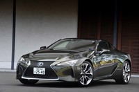 「レクサスLC500“PATINA Elegance”」は2019年10月1日に発売された特別仕様車。海苔（のり）に着想を得たという「テレーンカーキマイカメタリック」のボディーカラーをまとう。