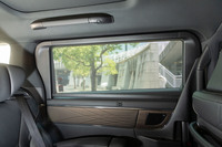 サイドシェードはルーフ側から降りてくる仕掛け。写真は2列目用で、きちんと3列目にも用意されているのがさすが。