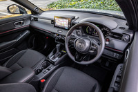 「RS」グレードのインストゥルメントパネル。本革巻きステアリングホイールやシフトブーツ、アームレスト付きセンターコンソールボックスなどにレッドステッチが施される。