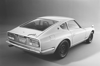 1971年型「フェアレディ240Z」のリアビュー。ロングノーズ・ショートデッキのクローズドボディーや4輪ストラットのサスペンションなど、「フェアレディZ」は従来モデルの「フェアレディ」とはまったく異なるクルマとなっていた。