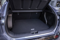 ラゲッジスペースの容量は466リッター。床下にサブトランクが設置されているほか、フロントにも容量27リッターのラゲッジスペースがある。スマートキーを持ったままリアゲートに近づくとハンズフリーでゲートが開くスマートパワーテールゲートも装備されている。