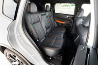 1列目シートと2列目シートのタンデムディスタンス（ヒップポイント間の距離）は903mmで、三菱いわく「2列目シートはクラストップレベルの足元スペースを実現している」という。