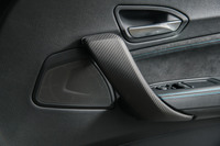 ドアハンドルにはCFRP素材を、トリムにはアルカンターラを採用している。