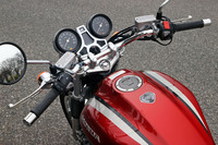 「CB1100」はライダーの好みに合わせ、アップハンドル仕様とローハンドル仕様の2種類を用意。2017年に登場した「RS」には、より前傾姿勢のライディングポジションがとれる、新設計のローハンドルが採用されていた。