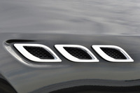 フロントホイールアーチの後方にうがたれた、トレードマークの3連エアアウトレット。