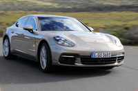 「パナメーラ4 E-ハイブリッド」の車両重量は2170kgと、純ガソリン車の「パナメーラ4」より320kg重い。