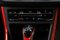 新たに採用されたタッチ式の空調コントロールパネルだが、ブラインドでの操作がしづらかったり、細かな調整がしにくかったりと、操作性はイマイチ。