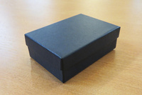 最初のコンタクトから数日後に届けられた、紺色の小箱。シミもつぶれもなく、非常に奇麗な状態である。この箱だけでも「大事に扱われてきたものなんだろうな」と分かる。