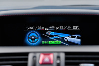 「アイサイト・ツーリングアシスト」の作動状態は、メーター内のウィンドウとダッシュボード上段のマルチファンクションディスプレイで確認できる。