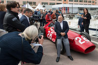 モスは世界中のヒストリックカーイベントに招かれた。ヒストリック・モナコで1956年に自らが優勝した「マセラティ250F」とともに。（Maserati）