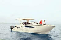 ヤマハ発動機が展開するレンタルボートサービス「シースタイル」を利用し沖縄の海へ。「ヤマハSR330」はスポーティーなフォルムのオープンボート。