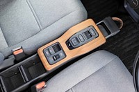 センターコンソールにはボタン式のシフトセレクターなどが並ぶ。前方には引き出して使うカップホルダーが隠されている。