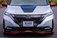 レッドのアクセントカラーを用いたフォグランプ内蔵のフロントスポイラーは、「ノート オーラNISMO」の専用アイテム。マットブラックとグロスブラックの2トーンフードデカールはオプション（5万5000円）となる。