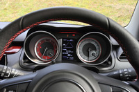 メーターはブースト計などの機能を備えたインフォメーションディスプレイを、速度計とエンジン回転計ではさんだ2眼式。速度計の文字盤はダークシルバー、エンジン回転計の文字盤は赤でデザインされている。