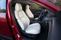 最上級グレードたる「Lパッケージ」には、ピュアホワイトレザーのシート表皮や運転席の電動調整機構が標準装備。運転席と助手席のシートヒーターやステアリングヒーターも装備する。