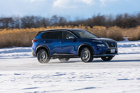 「e-4ORCE」はドライバーの曲がりたいという挙動を感じ取ると先回りして前後の駆動力配分を最適化。モーターとブレーキの統合制御によって4輪の能力をフルに活用する制御としている。