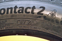 「オールシーズンコンタクト2」のサイドウォール。スリーピークマウンテンスノーフレークマークと、電動車にも対応することを示すコンチネンタルタイヤ独自のEVチェックマークが備わる。