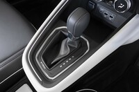 シフトセレクターはストレート型のレバー式。使いやすいのは確かだが、デザインに工夫があってもいい。