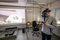 工場では従業員の研修も行われていた。写真はVR機器を用いて、「ID.3」の組み立てを疑似体験している様子。