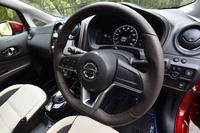 今回新たに採用されたフラットボトムの3スポークステアリングホイール。