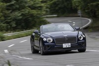 第3世代の「コンチネンタルGTコンバーチブル」にもついに「スピード」が登場。今回の試乗車のボディーカラーは「ピーコック」。