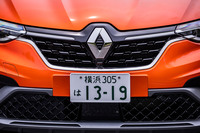 最新のルノー車であることを主張するフロントグリルデザイン。中央に「ロザンジュ」と呼ばれるひし形のエンブレムが備わっている。
