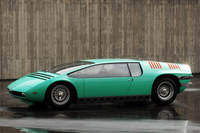 1968年に発表された「ビッザリーニ・マンタ」。ビッザリーニのレースカーのシャシーに独自のボディーを架装したもので、中央に運転席を持つ3座のシートレイアウトを持っていた。