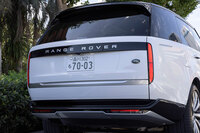 リアまわりでは、縦一文字のシンプルなテールランプが特徴。従来モデルと同様、テールゲートは上下2分割で開口する。