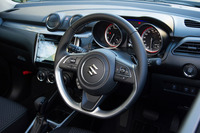 インテリアの特徴のひとつである、フラットボトム形状のステアリングホイール。廉価モデルの「XG」とMT仕様を除き、全車にシフトパドルが装備される。