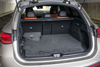 荷室の容量は470リッター。大容量のバッテリーを搭載するため床面が上がっており、2リッターディーゼルの「GLC220d」より150リッターも小さくなっている。