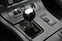 操作系ではシフトフィールも激変。冷えているときはそうでもないが、温まってくると硬質な操作感を味わえるようになった。き、キモチイイ……。