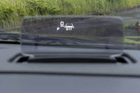 ヘッドアップディスプレイはカラー表示に対応している。