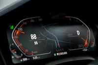 フルデジタルメーターパネルの中央にはナビゲーションシステムの画面も表示可能。ヘッドアップディスプレイの採用もあり、ドライバーは視線や姿勢を動かすことなく、必要な情報を確認することが可能となった。