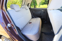 リアシートは一体可倒式。ヘッドレストが標準で装備される。