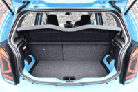 荷室の容量は標準で251リッター、リアシートを倒した状態で959リッター。（写真をクリックすると、シートの倒れる様子が見られます）