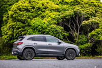 「EQA250＋」のボディーサイズは全長×全幅×全高＝4465×1850×1625mmで、ホイールベースは2730mm。写真のボディーカラーは「マウンテングレーマグノ マット」と呼ばれる28万1000円の有償色。