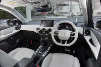 ダッシュボードにテップレザーをあしらった「DS 3クロスバックE-TENSE」のインテリア。日本仕様車のハンドル位置は右のみとなる。