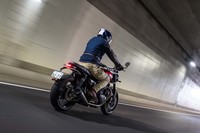 燃費は、欧州仕様車の参考値で5.1リッター/100km（約19.6km/リッター）。ガソリンタンクの容量は14リッターなので、一給油あたり270kmほど走れる計算になる。