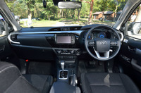 ブラックを基調としたインテリア。シルバーのアクセントやブルーのイルミネーションで洗練されたイメージが演出される。