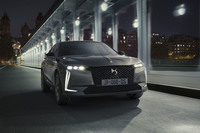 「DS 4」の名前も復活する。基本車台に「EMP2」プラットフォームを使った全長4.4mのCセグメントモデルである。