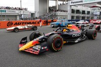 ホンダのF1史に名を残す、新旧のマシン。奥がホンダF1第1期に活躍した「RA273」で、手前が現代の「レッドブルRB20」。