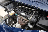 エンジンルームを右斜め前方から見たところ。左手前を通っているのが、ステアリング機構のインターミディエイトシャフトだ。