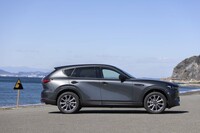 「ラージ商品群」と呼ばれるマツダの新世代SUVはエンジン縦置きの後輪駆動ベースのプラットフォームを新開発。国内では「CX-60」に続いて「CX-80」も導入される予定だ。