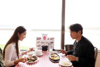 チェックのテーブルクロスが1960～1970年代の雰囲気を感じさせるシーサイド ドライブインの店内。もちろんオーシャンビュー。