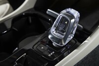 オレフォス製のクリスタルシフトノブをはじめ、harman/kardonプレミアムサウンドオーディオシステムや本革シートなどが「アルティメット」専用装備だ。