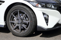 「FR8」という名称の鍛造アルミホイール。1本につき、フロントで1kg、リアで1.5kgの軽量化を実現している。
