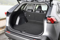 ラゲッジルームの容量は580リッター。デッキボードは表面がカーペット（写真）、裏面が樹脂というつくりになっており、用途に応じた使い分けが可能。