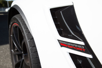 フロントフェンダーのエアアウトレットには、スティングレイ（赤エイ）のバッジに代えて、「GRANDSPORT」のロゴがあしらわれている。