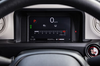 ホンダの軽自動車として初めて7インチTFT液晶メーターを採用。従来型のようなステアリングホイールの上から見るタイプではなく、ステアリングホイールの内側から見る方式に変更された。メーターには100種類の背景がランダムに表示されるカレンダーや誕生日を祝う記念日表示機能などのエンタメ要素も内蔵されている。